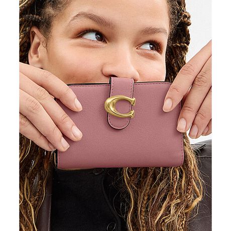 [^ԁFCY234 B4PY]^r[ EHbgR[`́gCh̃n[hEFAڂA܂~jzB1970NA[JCuĂR[` fUC_ɃAWA_炩OC U[Ŏdグ܂B10w̃J[hXbgADAV[g`Pbg[łI[v|PbgAKp̃Wbv|PbgĂ܂B^r[ RNṼobOƂ̃R[fBl[gył݂ĂBEuh̏㎿Ȋvɂ܂zE\tg OC U[EJ[hXbg x 10EDEɃWbv |PbgAI[v|PbgEXibvJEc9cm x 13.5cm x }`3cmgp̃p\RX}[gtH̉ʐݒ@ɂۂ̃J[ƈقȂČꍇ܂BJ[͊Ǘp̕\LłA^O̕\LƈقȂĂ܂ByCOACHɂāz1941NɃj[[NőnO[ot@bVuhłBƋ@\˔R[`iɂ́AnNtg}Vbvוɂ܂łɍs͂Aō̎gSnƃX^C͂܂BWF_[XɎgfUCLxɑAMtgł̂qlɂIтĂ܂BNGCeBuEfBN^[̃X`A[gEB@[X̃rWƁÃz[^Ełj[[ŃAN󂯓piCN[VujAėEC鐸_ɃCXpCAAN炵悤ɁAîÂs܂B