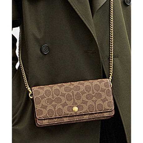 [^ԁFCZ482 B4XHG]GbZV O EHbg I `F[EVOl`[ LoXtHA@\ANtg}Vbv𕹂zV_[BVOl`[ R[ebh LoXƃt@Ch U[ŎdĂ܂BOɂ͕֗ȃXbv |PbgAɂ̓J[hXbg6ADAKp̃Wbv|PbĝقAX}[gtH[łXy[XmہBzƂĂ͂At̃`F[Xgbv̗[Бɕt΃XgbgƂāAEɕtΌ|΂ߊ|łg܂BEuh̏㎿Ȋvɂ~jobOEVOl`[ R[ebh LoXAt@Ch J[t U[EJ[hXbg x 6EɃWbv |PbgAI[v|PbgEOɃXbv |PbgEXibvJEO\`F[XgbvA{̂܂ł̒54.5cmi|΂ߊ|2WAYdlj D݂ŕʔXgbvɕtւăAW\BEc10cm x 20.5cm x }`4cmEiPhone 15 Pro Maxi6.7C`j܂Ŏ[\gp̃p\RX}[gtH̉ʐݒ@ɂۂ̃J[ƈقȂČꍇ܂BJ[͊Ǘp̕\LłA^O̕\LƈقȂĂ܂ByCOACHɂāz1941NɃj[[NőnO[ot@bVuhłBƋ@\˔R[`iɂ́AnNtg}Vbvוɂ܂łɍs͂Aō̎gSnƃX^C͂܂BWF_[XɎgfUCLxɑAMtgł̂qlɂIтĂ܂BNGCeBuEfBN^[̃X`A[gEB@[X̃rWƁÃz[^Ełj[[ŃAN󂯓piCN[VujAėEC鐸_ɃCXpCAAN炵悤ɁAîÂs܂B