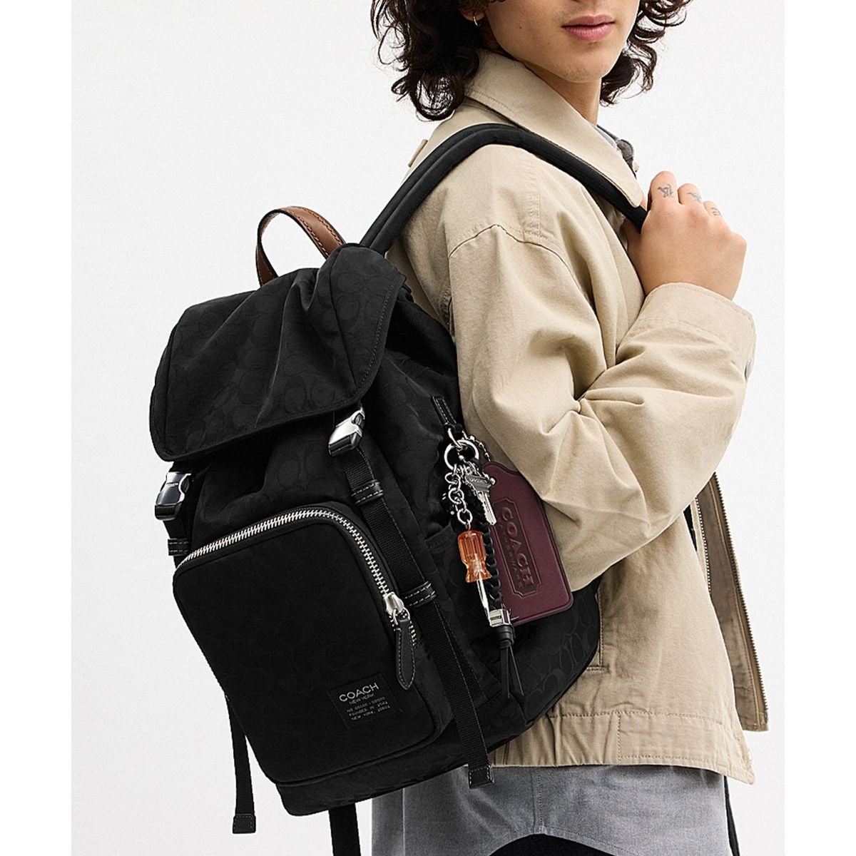 COACH ブラック パターン バックパック ローガン バックパック・シグネチャー ナイロン・チャーム | コーチ