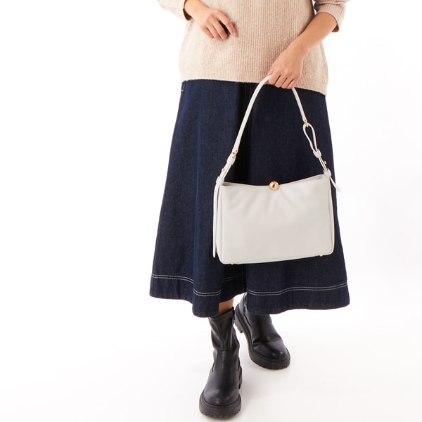 【関税込】FURLA Sfera Soft ショルダーバッグ M ショルダーバッグ M MARSHMALLOW Furla Sfera Soft | Furla JP