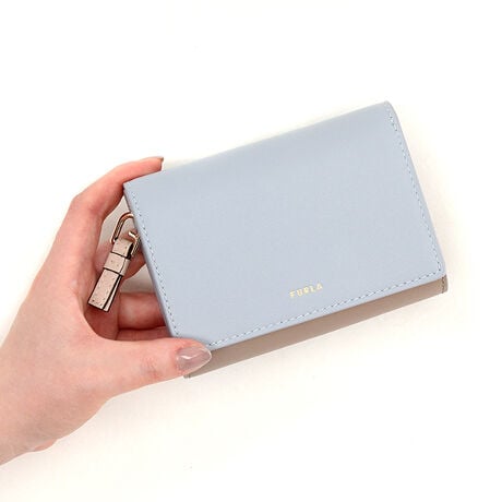 [^:8050597588056]i`Ɏdグ㎿ȃU[gpARgXgJ[ubNfBe[̃t kH(Furla Nuvola) EHbgBtbvJɃuhS炢Apƍׂ₩ȃfBe[˔2܂złB͂DƃNWbgJ[hIDJ[hƎ܂悤fUCĂ܂B- wʂɃA[`vn[hEFAtt@Xi[|Pbg- ɂDpRp[gg- ɃNWbgJ[hp|Pbgx8̓ťICXgAłBSȂǈꕔ̎dlʐ^ƈقȂꍇ܂B炩߂Bi͂̍ۂ̔[íAグؖ鏑ނƂĕۏ؏ƂƂɑ؂ɕۊǂĂBiCȂǂ̍ۂɕKvƂȂ܂j