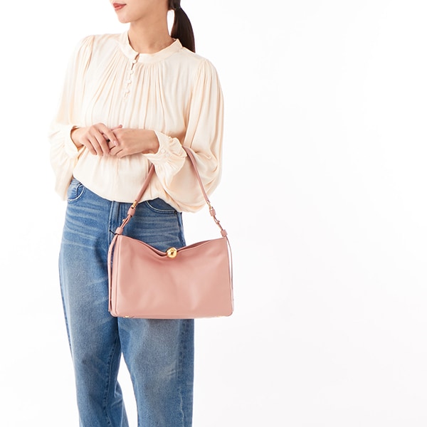 使いやすい大きさ【フルラ】 Sfera Soft ショルダーバッグ M ショルダーバッグ M DESERTO Furla Sfera Soft | Furla JP