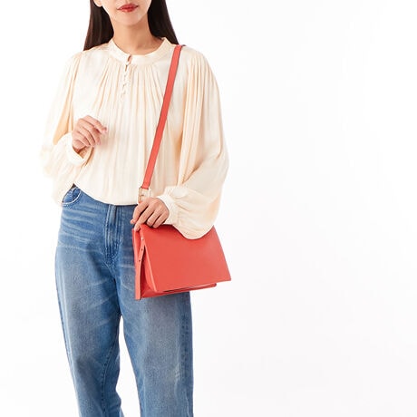 [^:8050597498768]\tgő@ׂȕ͋Cot kH(Furla Nuvola) NX{fBobO STCYB㎿ȃeNX`[hU[gpA􉽊wIȃXNGAVFCvɎdグĂ܂B㕔Ƀt@Xi[JA͒̎d؂2̃I[vRp[ggɕĂ܂BO\ȃV_[Xgbv͒̒߂\BV_[obOƂĂNX{fBobOƂĂKɂg܂BACRjbNȃt A[`Sƃuh̃z[}[Nł郉Ehp[cgݍ킹ARXtF(Arcosfera) n[hEFAAIȃANZgYĂ܂B<br>  <br>- ɃI[v|Pbg <br>- Ƀt@Xi[|Pbg <br>- TChɃnhߗp̃X^bh{^ <br>- tgɃp`OH̃uhS̓ťICXgAłBSȂǈꕔ̎dlʐ^ƈقȂꍇ܂B炩߂Bi͂̍ۂ̔[íAグؖ鏑ނƂĕۏ؏ƂƂɑ؂ɕۊǂĂBiCȂǂ̍ۂɕKvƂȂ܂j