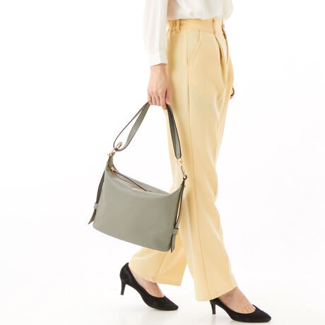 [^:8050597604701]WIgbNȃCƑ@ׂȃfUĆAX^CbVŃRpNgȃt kH(Furla Nuvola) z[{[obOBi`OCdグ̃\tgȃU[gpĂ܂B͂Ƃ肪A1̃I[vRp[ggɕKiׂĎ܂܂BOƒ߂\ȃnh́AACRjbNȃt A[`SƃIWĩEhp[cgݍ킹VfUĆuARXtF(Arcosfera)vn[hEFAڂ܂B<br><br>- Ƀt@Xi[Xbv|Pbg<br>- TChɃnhߗp̃X^bh{^<br>- t@Xi[J<br>- wʂɃp`OH̃uhSWB01656_BX2045_1007_AG700̓ťICXgAłBSȂǈꕔ̎dlʐ^ƈقȂꍇ܂B炩߂Bi͂̍ۂ̔[íAグؖ鏑ނƂĕۏ؏ƂƂɑ؂ɕۊǂĂBiCȂǂ̍ۂɕKvƂȂ܂j