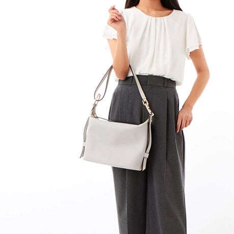 [^:8050597608310]WIgbNȃCƑ@ׂȃfUĆAX^CbVŃRpNgȃt kH(Furla Nuvola) z[{[obOBi`OCdグ̃\tgȃU[gpĂ܂B͂Ƃ肪A1̃I[vRp[ggɕKiׂĎ܂܂BOƒ߂\ȃnh́AACRjbNȃt A[`SƃIWĩEhp[cgݍ킹VfUĆuARXtF(Arcosfera)vn[hEFAڂ܂B<br><br>- Ƀt@Xi[Xbv|Pbg<br>- TChɃnhߗp̃X^bh{^<br>- t@Xi[J<br>- wʂɃp`OH̃uhSWB01656_BX2045_1007_1704S̓ťICXgAłBSȂǈꕔ̎dlʐ^ƈقȂꍇ܂B炩߂Bi͂̍ۂ̔[íAグؖ鏑ނƂĕۏ؏ƂƂɑ؂ɕۊǂĂBiCȂǂ̍ۂɕKvƂȂ܂j