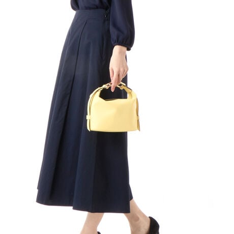 [^:8050597599007]i`OCdグ̃\tgȃU[gpt kH(Furla Nuvola) ~j nhobOBۂ݂̂VFCvɓYꂽgbvnh́AACRjbNȃt A[`SƃIWĩEhp[cgݍ킹2́uARXtF(Arcosfera)vn[hEFAߋɗpĂ܂BgbvnhobOƂĂ͂Afނ̃V_[XgbvgăNX{fBobOƂĂg܂B<br><br>- ɃI[vXbv|Pbg<br>- ɃJ[hIDJ[hp|Pbgx6<br>- t@Xi[J<br>- tgɃuhS̃vgWE00725_BX2045_1007_3684S̓ťICXgAłBSȂǈꕔ̎dlʐ^ƈقȂꍇ܂B炩߂Bi͂̍ۂ̔[íAグؖ鏑ނƂĕۏ؏ƂƂɑ؂ɕۊǂĂBiCȂǂ̍ۂɕKvƂȂ܂j