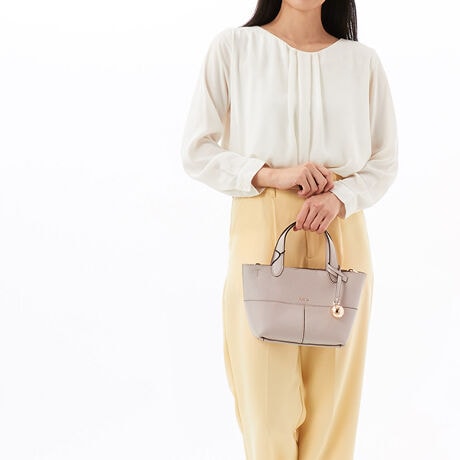 [^:WB01913-HSF000]-uXtF(Sfera)v`[ɃuhS̍\bhJ[̃\tgȃeNX`[hU[gpA̓IȃVGbgɎdグꂽt v[Y(Furla Primrose) ~jg[gobOBnh2{ƁA߂юỎ\ȃV_[XgbvA܂܂Ȏłg܂B̓Rp[gĝȂI[v\̗pB}OlbgƁAACRjbNȃA[`Š`2̃XibvtbNŗ߂̃XgbvA̎Ǝ܂B̓ťICXgAłBCAt^[T[rXɂ܂ẮA}CJX^}T|[gZ^[ւABؖ͑؂ɕۊǂĂBiC̍ۂɕKvƂȂ܂jSȂǈꕔ̎dlʐ^ƈقȂꍇ܂B炩߂B