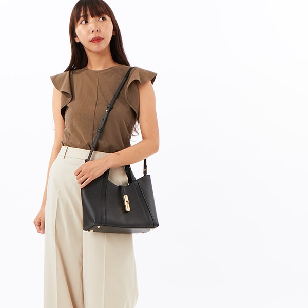 【希少】FURLA フルラ　パンチングレザーバック　白 FURLA ホワイト レザーバッグ パンチングデザイン
