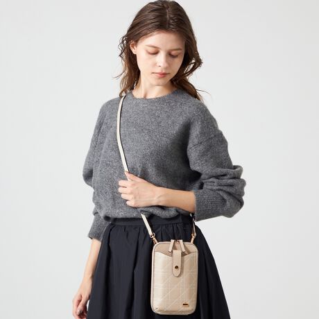 [^:B0047-11EC]AU[ɃXeb`{AANZgV_[obOłBx[VbNȃJ[N₩ȃJ[܂ŁAŎ₷J[Iт܂Btgɂ́Ac15cm~7.5cm~1.5cm̃X}[gtH܂|PbgtB̃obOłłł悤ɁAJ[h|Pbgv4ƏKt@Xi[|PbgAɁADcɓd؂[Xy[X܂̂ŁAߏւ̂o◷s̃TuobOACxgECuȂǂő劈BXeb`͓FȂ̂Ŗڗ邱ƂȂAR[fɎ₷̂؂ȕւ̃Mtgɂ߂̃ACełBOcX}zI[v|Pbg~1AJ[h|Pbg~1@cJ[h|Pbg~3AKt@Xi[|Pbg~1Ad؂[Xy[X~2V_[Xgbv͎O\łB̐íAVRfށivjgpĂ܂BG▀Cɂߕ֐Fڂ肷邱Ƃ܂BӂB