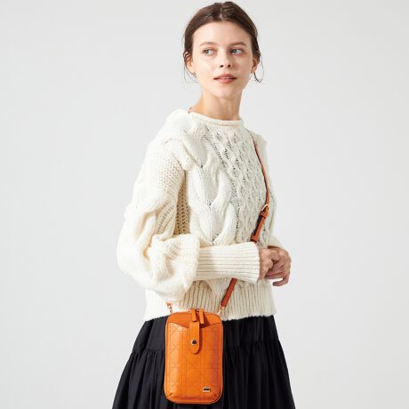 [^:B0047-11EC]AU[ɃXeb`{AANZgV_[obOłBx[VbNȃJ[N₩ȃJ[܂ŁAŎ₷J[Iт܂Btgɂ́Ac15cm~7.5cm~1.5cm̃X}[gtH܂|PbgtB̃obOłłł悤ɁAJ[h|Pbgv4ƏKt@Xi[|PbgAɁADcɓd؂[Xy[X܂̂ŁAߏւ̂o◷s̃TuobOACxgECuȂǂő劈BXeb`͓FȂ̂Ŗڗ邱ƂȂAR[fɎ₷̂؂ȕւ̃Mtgɂ߂̃ACełBOcX}zI[v|Pbg~1AJ[h|Pbg~1@cJ[h|Pbg~3AKt@Xi[|Pbg~1Ad؂[Xy[X~2V_[Xgbv͎O\łB̐íAVRfށivjgpĂ܂BG▀Cɂߕ֐Fڂ肷邱Ƃ܂BӂB