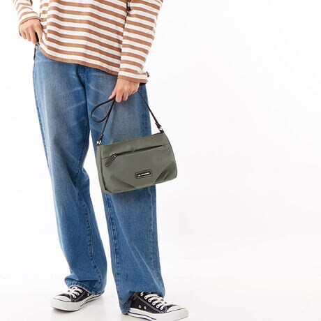 [^:B0087-01]ԓIȐlCACex[XɁALoXCNȃ|GXegpV[YBDڂ̑efނgp邱ƂŁAn̂邵ƂɂȂĂ܂BVGbg̓VvłAꕔɃ^bNƂ邱ƂɂA炩ȉʊoăfBCNȃACeɁBRbg⃊l̑fނyʂɎdオĂ̂͂̈łB͂dl3w\ɂȂĂ܂̂ŁA[͂Ă܂Bėn͑N₩ȃJ[`CXAVѐŜy₩ȈۂɂȂĂ܂BfC[[X͂AspobOƂĂgp܂BOct@Xi[|Pbg~2,}Olbgt|Pbg~2ijct@Xi[|Pbg~1Ɩ̊֌WɂAۂFČꍇ܂B܂p\REX}[gtHȂǂ̊ɂA኱iƉ摜̃J[قȂꍇ܂B\߂B