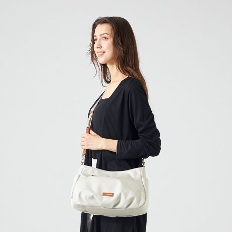 [^:B0087-02]ԓIȐlCACex[XɁALoXCNȃ|GXegpV[YBDڂ̑efނgp邱ƂŁAn̂邵ƂɂȂĂ܂BVGbg̓VvłAꕔɃ^bNƂ邱ƂɂA炩ȉʊoăfBCNȃACeɁBRbg⃊l̑fނyʂɎdオĂ̂͂̈łB͂dl3w\ɂȂĂ܂̂ŁA[͂Ă܂Bėn͑N₩ȃJ[`CXAVѐŜy₩ȈۂɂȂĂ܂BV[gXgbvƃOXgbv͎O\ł̂ŁAprX^C̕ωɍ킹ĊȒPɎς邱Ƃł܂BfC[[X͂AspobOƂĂgp܂BOcI[v|Pbg~2,t@Xi[|Pbg~2,}Olbgt|Pbg~2ijcI[v|Pbg~2,t@Xi[|Pbg~1Ɩ̊֌WɂAۂFČꍇ܂B܂p\REX}[gtHȂǂ̊ɂA኱iƉ摜̃J[قȂꍇ܂B\߂BSv[g̈ʒuقȂꍇ܂B