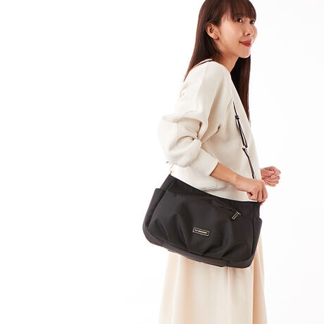 [^:B0087-02]ԓIȐlCACex[XɁALoXCNȃ|GXegpV[YBDڂ̑efނgp邱ƂŁAn̂邵ƂɂȂĂ܂BVGbg̓VvłAꕔɃ^bNƂ邱ƂɂA炩ȉʊoăfBCNȃACeɁBRbg⃊l̑fނyʂɎdオĂ̂͂̈łB͂dl3w\ɂȂĂ܂̂ŁA[͂Ă܂Bėn͑N₩ȃJ[`CXAVѐŜy₩ȈۂɂȂĂ܂BV[gXgbvƃOXgbv͎O\ł̂ŁAprX^C̕ωɍ킹ĊȒPɎς邱Ƃł܂BfC[[X͂AspobOƂĂgp܂BOcI[v|Pbg~2,t@Xi[|Pbg~2,}Olbgt|Pbg~2ijcI[v|Pbg~2,t@Xi[|Pbg~1Ɩ̊֌WɂAۂFČꍇ܂B܂p\REX}[gtHȂǂ̊ɂA኱iƉ摜̃J[قȂꍇ܂B\߂BSv[g̈ʒuقȂꍇ܂B