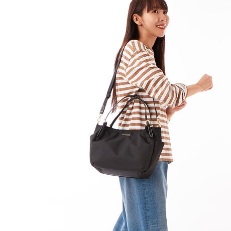 [^:B0087-03]ԓIȐlCACex[XɁALoXCNȃ|GXegpV[YBDڂ̑efނgp邱ƂŁAn̂邵ƂɂȂĂ܂BVGbg̓VvłAS[h̋ƉؚȃnhŃfBCNȃACeɁBRbg⃊l̑fނyʂɎdオĂ̂͂̈łB͂dl3w\ɂȂĂ܂̂ŁA[͂Ă܂Bėn͑N₩ȃJ[`CXAVѐŜy₩ȈۂɂȂĂ܂BOXgbv͎O\ł̂ŁAprX^C̕ωɍ킹ĊȒPɎς邱Ƃł܂BfC[[X͂AspobOƂĂgp܂BOcI[v|Pbg~2,t@Xi[|Pbg~1,I[v|Pbg~2cI[v|Pbg~1,t@Xi[|Pbg~1Ɩ̊֌WɂAۂFČꍇ܂B܂p\REX}[gtHȂǂ̊ɂA኱iƉ摜̃J[قȂꍇ܂B\߂B