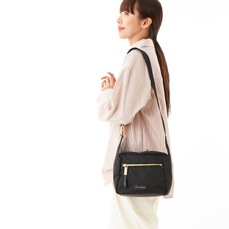 [^:B0085-01]Vvȃ{bNXVGbg̃V_[obOBЕɂ݊̂郁^obNANZgɂȂĂ܂BV_[΂ߊ|܂ŊȒPɎς܂̂ŁAו̑X^CɂĂy݂܂Bʂȃ|PbgŐڂ₷AfC[[XƃT|[gĂACełBC̑fނɂ͝H{iCngpĂ邽߁AˑR̉JȂǂɂSBOcI[v|Pbg~2,t@Xi[|Pbg~2cI[v|Pbg~1,t@Xi[|Pbg~1H{fނgpĂ܂ADt@Xi[ȂǂZ\܂B܂AH͉ivIȂ̂ł͂܂̂łӂBƖ̊֌WɂAۂFČꍇ܂B܂p\REX}[gtHȂǂ̊ɂA኱iƉ摜̃J[قȂꍇ܂B\߂B