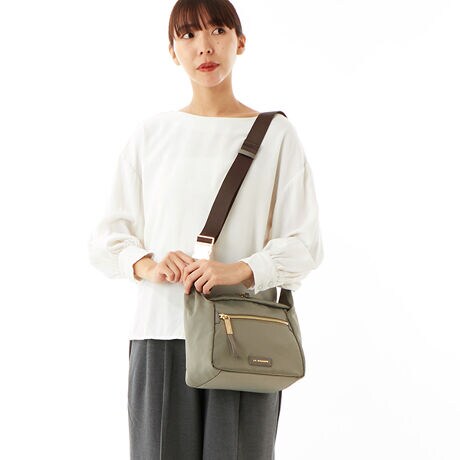 [^:B0085-01]Vvȃ{bNXVGbg̃V_[obOBЕɂ݊̂郁^obNANZgɂȂĂ܂BV_[΂ߊ|܂ŊȒPɎς܂̂ŁAו̑X^CɂĂy݂܂Bʂȃ|PbgŐڂ₷AfC[[XƃT|[gĂACełBC̑fނɂ͝H{iCngpĂ邽߁AˑR̉JȂǂɂSBOcI[v|Pbg~2,t@Xi[|Pbg~2cI[v|Pbg~1,t@Xi[|Pbg~1H{fނgpĂ܂ADt@Xi[ȂǂZ\܂B܂AH͉ivIȂ̂ł͂܂̂łӂBƖ̊֌WɂAۂFČꍇ܂B܂p\REX}[gtHȂǂ̊ɂA኱iƉ摜̃J[قȂꍇ܂B\߂B