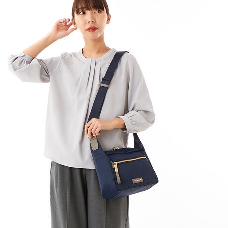 [^:B0085-01]Vvȃ{bNXVGbg̃V_[obOBЕɂ݊̂郁^obNANZgɂȂĂ܂BV_[΂ߊ|܂ŊȒPɎς܂̂ŁAו̑X^CɂĂy݂܂Bʂȃ|PbgŐڂ₷AfC[[XƃT|[gĂACełBC̑fނɂ͝H{iCngpĂ邽߁AˑR̉JȂǂɂSBOcI[v|Pbg~2,t@Xi[|Pbg~2cI[v|Pbg~1,t@Xi[|Pbg~1H{fނgpĂ܂ADt@Xi[ȂǂZ\܂B܂AH͉ivIȂ̂ł͂܂̂łӂBƖ̊֌WɂAۂFČꍇ܂B܂p\REX}[gtHȂǂ̊ɂA኱iƉ摜̃J[قȂꍇ܂B\߂B