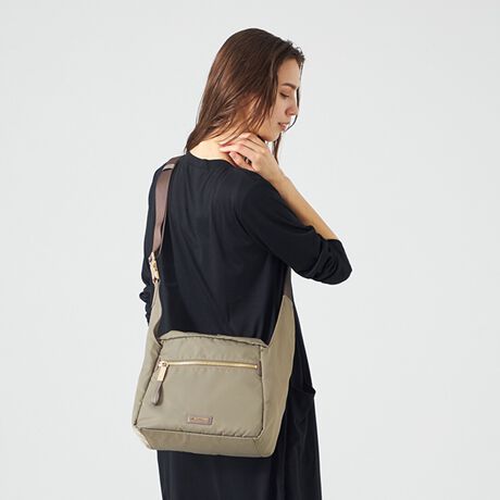 [^:B0085-02]Vvȃ{bNXVGbg̃V_[obOBЕɂ݊̂郁^obNANZgɂȂĂ܂BV_[΂ߊ|܂ŊȒPɎς܂̂ŁAו̑X^CɂĂy݂܂Bʂȃ|PbgŐڂ₷AfC[[XƃT|[gĂACełBC̑fނɂ͝H{iCngpĂ邽߁AˑR̉JȂǂɂSBOcI[v|Pbg~2,t@Xi[|Pbg~2cI[v|Pbg~2,t@Xi[|Pbg~1H{fނgpĂ܂ADt@Xi[ȂǂZ\܂B܂AH͉ivIȂ̂ł͂܂̂łӂBƖ̊֌WɂAۂFČꍇ܂B܂p\REX}[gtHȂǂ̊ɂA኱iƉ摜̃J[قȂꍇ܂B\߂B