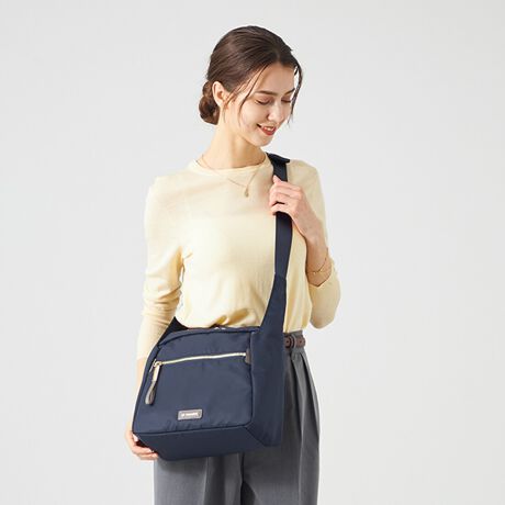 [^:B0085-02]Vvȃ{bNXVGbg̃V_[obOBЕɂ݊̂郁^obNANZgɂȂĂ܂BV_[΂ߊ|܂ŊȒPɎς܂̂ŁAו̑X^CɂĂy݂܂Bʂȃ|PbgŐڂ₷AfC[[XƃT|[gĂACełBC̑fނɂ͝H{iCngpĂ邽߁AˑR̉JȂǂɂSBOcI[v|Pbg~2,t@Xi[|Pbg~2cI[v|Pbg~2,t@Xi[|Pbg~1H{fނgpĂ܂ADt@Xi[ȂǂZ\܂B܂AH͉ivIȂ̂ł͂܂̂łӂBƖ̊֌WɂAۂFČꍇ܂B܂p\REX}[gtHȂǂ̊ɂA኱iƉ摜̃J[قȂꍇ܂B\߂B