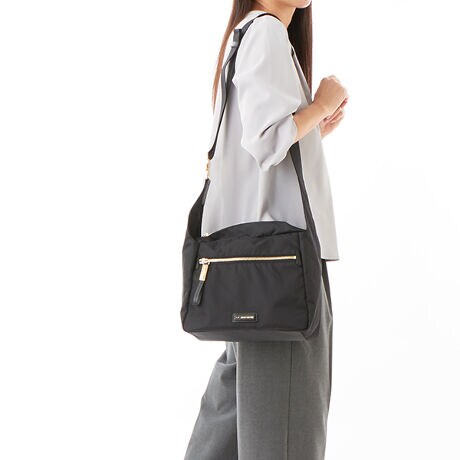 [^:B0085-02]Vvȃ{bNXVGbg̃V_[obOBЕɂ݊̂郁^obNANZgɂȂĂ܂BV_[΂ߊ|܂ŊȒPɎς܂̂ŁAו̑X^CɂĂy݂܂Bʂȃ|PbgŐڂ₷AfC[[XƃT|[gĂACełBC̑fނɂ͝H{iCngpĂ邽߁AˑR̉JȂǂɂSBOcI[v|Pbg~2,t@Xi[|Pbg~2cI[v|Pbg~2,t@Xi[|Pbg~1H{fނgpĂ܂ADt@Xi[ȂǂZ\܂B܂AH͉ivIȂ̂ł͂܂̂łӂBƖ̊֌WɂAۂFČꍇ܂B܂p\REX}[gtHȂǂ̊ɂA኱iƉ摜̃J[قȂꍇ܂B\߂B