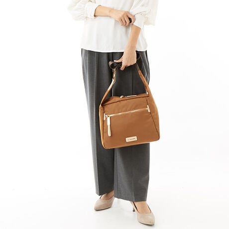 [^:B0085-02]Vvȃ{bNXVGbg̃V_[obOBЕɂ݊̂郁^obNANZgɂȂĂ܂BV_[΂ߊ|܂ŊȒPɎς܂̂ŁAו̑X^CɂĂy݂܂Bʂȃ|PbgŐڂ₷AfC[[XƃT|[gĂACełBC̑fނɂ͝H{iCngpĂ邽߁AˑR̉JȂǂɂSBOcI[v|Pbg~2,t@Xi[|Pbg~2cI[v|Pbg~2,t@Xi[|Pbg~1H{fނgpĂ܂ADt@Xi[ȂǂZ\܂B܂AH͉ivIȂ̂ł͂܂̂łӂBƖ̊֌WɂAۂFČꍇ܂B܂p\REX}[gtHȂǂ̊ɂA኱iƉ摜̃J[قȂꍇ܂B\߂B