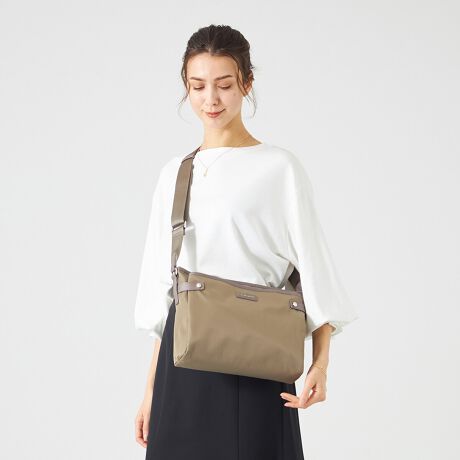 [^:B0086-02]VvŃx[VbNȃACe葵V[YBcCiC̏iȌ򊴂ꂽۂłBlXȗprV[ɍ킹āA~jV_[Eg[gEbNTCYႢłpӂ܂BgĂĂۂɂy݂悤ɁA͊ăoCJ[ŎdグĂ܂BN₩ŔFǂiCfނƃTCNU[gݍ킹ĂAJWAɂȂ肷rWlXV[₫ꂢ߂ȃX^CłaȂg܂BiCfނɂ͝H{Ă邽߁A}ȉJɑĂ܂ĂSB|Pbg3w\ŁAnJ`pXP[XȂǂ̂Ǝod邱Ƃ\łBꌩRpNgłA߂̃m[gⒷzA500mlybg{g[ł̂ŁALV[Ŋ􂵂܂BOc}Olbgt|Pbg~2cI[v|Pbg~2,t@Xi[|Pbg~1H{fނgpĂ܂ADt@Xi[ȂǂZ\܂B܂AH͉ivIȂ̂ł͂܂̂łӂBƖ̊֌WɂAۂFČꍇ܂B܂p\REX}[gtHȂǂ̊ɂA኱iƉ摜̃J[قȂꍇ܂B\߂B