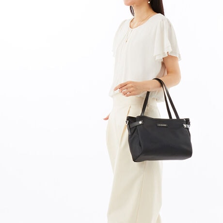 [^:B0086-03]VvŃx[VbNȃACe葵V[YBcCiC̏iȌ򊴂ꂽۂłBlXȗprV[ɍ킹āA~jV_[Eg[gEbNTCYႢłpӂ܂BgĂĂۂɂy݂悤ɁA͊ăoCJ[ŎdグĂ܂BN₩ŔFǂiCfނƃTCNU[gݍ킹ĂAJWAɂȂ肷rWlXV[₫ꂢ߂ȃX^CłaȂg܂BiCfނɂ͝H{Ă邽߁A}ȉJɑĂ܂ĂSBO\ȃOXgbvg΁AV_[obOƂĂgpł܂B|Pbg3w\ŁAnJ`pXP[XȂǂ̂Ǝod邱Ƃ\łBz500mlybg{g[łTCÝAgxV[łd󂷂ACełBOc}Olbgt|Pbg~2cI[v|Pbg~2,t@Xi[|Pbg~1H{fނgpĂ܂ADt@Xi[ȂǂZ\܂B܂AH͉ivIȂ̂ł͂܂̂łӂBƖ̊֌WɂAۂFČꍇ܂B܂p\REX}[gtHȂǂ̊ɂA኱iƉ摜̃J[قȂꍇ܂B\߂B