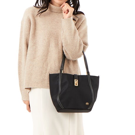 [^:B0077-92SC]ۂăRƂ킢炵tHɃuhACR̂Ђ˂킹uh炵̂2wayg[gobOBVvɎdグĂ̂ŁAl̏ɂ҂̃fC[ɂ傤Ǘǂ킹₷fUCƃTCYƂȂĂ܂BRw\ɂȂĂAו̎d₷ACw̓t@Xi[łƕ܂dlɂȂĂ邽߁ASĉוĂ܂B܂AV_[łgۂɂ̓nh|悤ɂȂĂ̂ŎזɂȂ炸A|PbgɓĂƂɃVvɍ킹Ă܂BOc|Pbg~2cI[v|Pbg~1,t@Xi[|Pbg~1Ɩ̊֌WɂAۂFČꍇ܂B܂p\REX}[gtHȂǂ̊ɂA኱iƉ摜̃J[قȂꍇ܂B\߂B