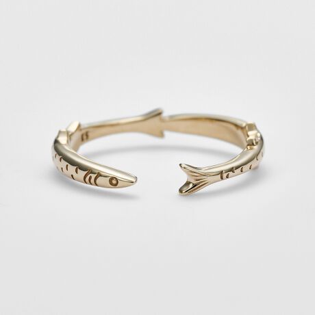 [^ԁF10253111303]̐_bɓoꂷA_AtfB[eƂ̑qGXJ`[tɂC^OB瓦邽߂ɋւƎpςlA͂Ȃ悤Ƀ{Ō΂ĂƂAǂ猩ĂVѐSfUCŕ\܂BO̊JtH́A܂Ő̒j悤Ȍy₩ƓAwɉ悤ɓރVGbg͂łB_b̃Xg[[肰ȂȂAɂ₷{B̕ւ̃Mtgɂ߂łBVR΂VRfނgpĂ̂́ATCYEFËႢA኱̏A̗LȂǂɌ̍܂B\߂BfUC̓AO̖ȗ͂ƁAό`j̋ꂪ܂߁Ap⒅EɁAOɕׂȂ悤CBTCYsB