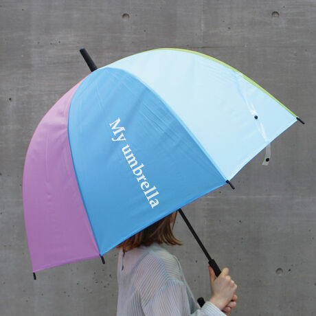 新色追加！！大人気につき、オレンジ、ライトグリーン、ブルーのビタミンカラーが追加になりました！◆人気のオリジナルロゴ入りドーム型アンブレラ◆ブラックのみ晴雨兼用 日傘としても使える UVカット仕様!大きく包み込むようなシルエットのドーム型雨傘。肩まで隠せる大きさが、顔や髪が濡れるのを防ぐだけでなく風も防げる優れもの。持ち手部分はラバーでコーティングし雨の日でも滑りにくく、風が強い日もドーム型の形状なので折れにくい！デザイン性と機能性を兼ね備えた普段使いしやすい1本。ブラックのみ1級遮光（99.99％）UV99.9％以上カットの生地を使用。雨傘兼用 傘としてご使用いただけます。■アソート(レインボー)入荷開くだけでその場がパッと華やぎそうな、とてもポップな印象のカラフル傘です。普段使いはもちろん、イベントや写真撮影の小物にも最適！1パネルだけ透明になっているので、深く差しても視野が確保され、機能性も抜群です。■雨の空にもきらりと映える、同型オーロラカラーの長傘もございます。オーロラ ベルドームアンブレラ（型番：571923）〈POINT〉・丸みのあるシルエット・これからの梅雨の時期に活躍・オリジナルロゴ入り（My umbrella）・ブラックのみUVカット仕様（雨天兼用）・環境に優しいPOE素材。焼却しても塩化水素などの有毒ガスを発生しません。・男女兼用 誕生日や記念日などプレゼント/ギフトにもぴったり◆LAVEANGE◆■商品注意事項■※商品写真はできる限り実物の色に近づけるよう加工しておりますが、お客様のお使いのモニター設定、お部屋の照明等により実際の商品と色味が異なる場合がございます。 ※屋外での撮影画像は、光の当たり具合で色味が違って見える場合があります。商品の色味は、スタジオ撮影の画像をご参照ください。FOLLOW WE on Instagram @laveange_official雨傘　ビニール傘　かさ　ドーム型　アンブレラ　umbrella　雨の日　はっ水　撥水　風に強い　きれいめ　通勤　オフィス　お仕事　コーデ　ゆったり　大きめ　大きいサイズ　レディースラビアンジェの[新作]ロゴ入りドーム型アンブレラ　雨傘[型番:570230]