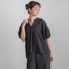 タンブラーブッチャーキーネックブラウス≪手洗い可能≫