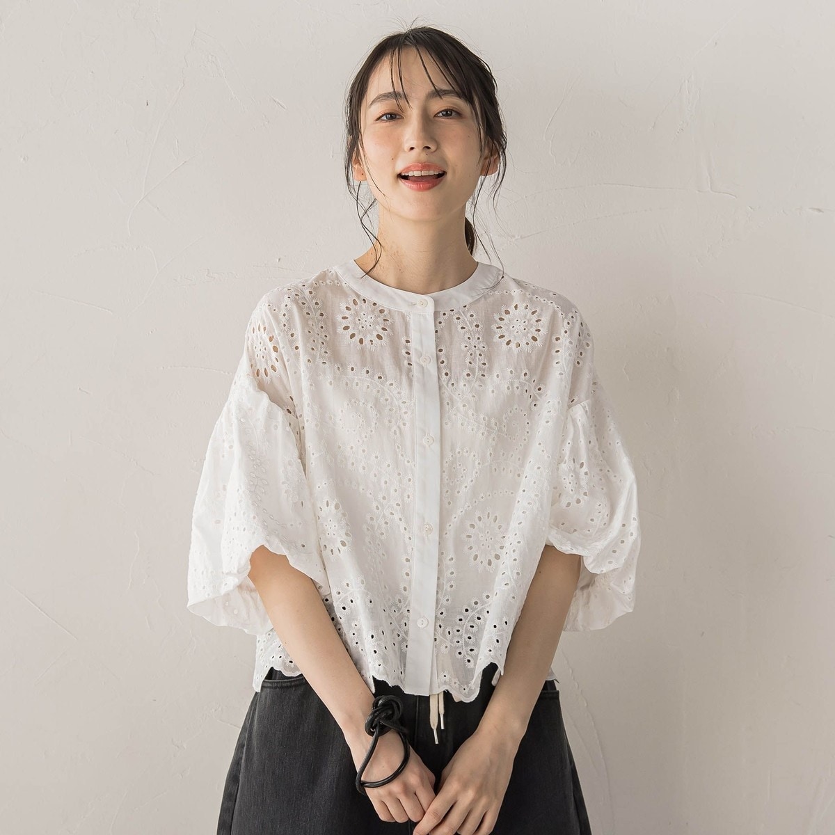 カットワーク　フレアブラウス フレア袖カットワークブラウス[品番：IGAW0005190]｜axes femme