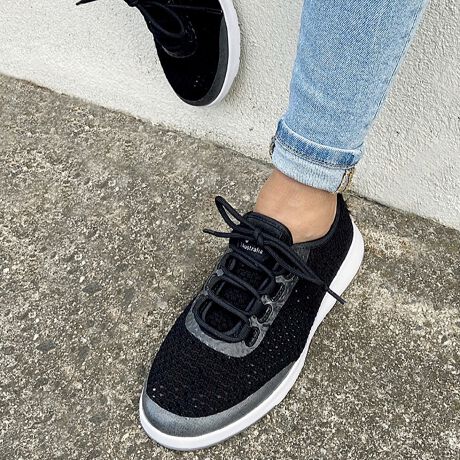 [^:W12497]ĂmE[yyʃXj[J[zE[͂~̑fނ̃C[W܂AʋC悭zɂDĂ̂ŁAC͏Ȃ炸ɉĂłKɉ߂܂BXb|̂悤ɒEȈՂłB܂gxȂǂ̃ZJhV[YƂČyʂŎɂĂ܂BI[XgAYmE[ƃRbgDjbg҂݂ŁAfނ̃i`ƒʋCɗDꂽyʃXj[J[BG߂Ƀ}b`fł̒płKȑ肪TTȒpBZNATURAL WOOLmE[^uhAbp[BʋCɗDꂽVRfށB𐫂ŊɗDBZLIGHTWEIGHT SOLEyď_EVAAEg\[BKȕsT|[gAĂ܂BZMACHINE WASHABLE@Ŋې􂢉\łBZWOOLMARKNAiAustraliaYmE[gpB̖т51̑̃mE[͗DꂽʋCŁAĂłKBRۖhLʂŏLɂV[Y͉KłBZANATOMICAL FOOTBEDOłAig~JC\[ň͂𕪎UAKȕsT|[g܂BZMEMORY FOAMᔽtbgxbhňKƃT|[g񋟂ASy܂Bm E[Xj[J[yX^btpr[zSnɂ͌l܂̂ŁA܂łڈƂĂByX^btAzĩTCYF24.0cm̃^CvF bߑS̓Iɂ肵Ă܂AĩTCY24cmԃtBbg܂BIԂ̂́24cmyX^btBzĩTCYF23.5cmĩTCYFL bߑS̓Iɑ傫߂Ȃ̂ŉ̃TCY23cmtBbg܂BIԂ̂́23cmEMU Australia/Э ر1994NX^[gI[XgÃI[V[hNƂEMU͍ŏ㋉̎RfނɊvVuhAgever naturalhe[}365SȂK͂tbgEFAuhłBEňԗSn̗ǂCڎwāA