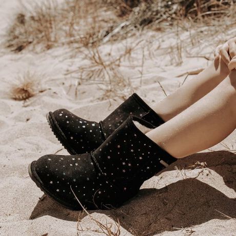 [^:K13100]Ԃ̖hLbYu[cyBrumby LozɃLL̂܂vgۗACeBCi[̃mE[͕ۉȊOɂzEɗDĂA͉ݍ݁Ag͊Ȃǂ̐zOɓʂɂKɉ߂܂ByWATERPROOFz@J̓ɂSėhu[cI\ɂ͏㎿Waterproof suede/hXG[hAɂ͌IꂽMerinoWool/mE[gpĂA\͏vɁA͂ŏ_炩SnłBDڂɂhH{Ă̂ŁA܂ɓĂ݂ސSzȂ̂ňSėVׂ܂BypointzEhĤ߁AJłSẼ{AgݍłقELLR[f̃ANZgɁsEMU Australia/Э رt1994NX^[gI[XgÃI[V[hNƂEMU͍ŏ㋉̎RfނɊvVuhAgever naturalhe[}365SȂK͂tbgEFAuhłBEňԗSn̗ǂCڎwāAɊJĂ܂B