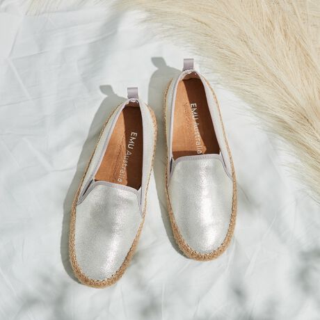 dlt́yEMUzG~/Gum Metallic ^bNXb|[^:W11964]\[̃tHNVOe[vW[gfނŎdグfUCAVRfނ̗Di`Ԃ̃Xb|^CṽGXph[Xj[J[BAbp[fނɃVo[^bNJ[̃JEU[gpOWA[ACeBᔽŃNbV̂郁[tH[tbgxbgl̗̑̌`ɍ킹ĕω̂ŁAKȃtBbgBVo[AzCgAubN3J[WJEĂɃsb^̗ŌyʂȃGXph[EEyȃXb|EVvR[f̑ANZgEJWAfjɂ][gX^CɂEs[XXJ[gɂsEMU Australia/Э رt1994NX^[gI[XgÃI[V[hNƂEMU͍ŏ㋉̎RfނɊvVuhAgever naturalhe[}365SȂK͂tbgEFAuhłBEňԗSn̗ǂCڎwāAɊJĂ܂B