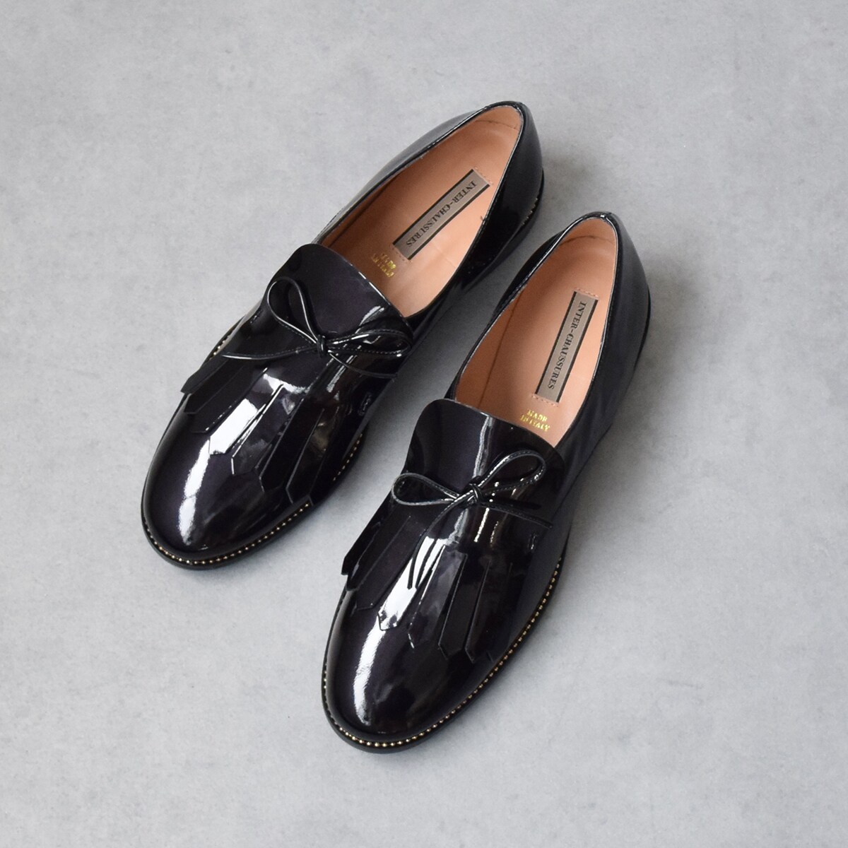 INTER-CHAUSSURES◇2cmヒール◇レースリボンエナメルキルトシューズ