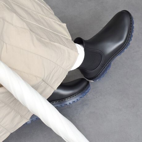 [^:E24100]TONI PONS(gj|X)́AGXph[V[Yɂ75N̗jA[bpŔF߂ĂuhłBߔNł́AGXph[ɉACu[cƃT_ɂ܂ł͈̔͂LĂ܂BghG߂𒴂āANVbN̔w̖͂{ƂȂiAϗe܂Bx[VbNȃfUC̃TChSA^CṽCu[cłBYߒɐLYꍇ܂B܂fނ̓A኱̐FACꂪꍇ܂A͑fނ̓ƂȂ܂B\߂BAɑjꍇ܂BTCYZ(\L)͂܂ŖڈƂȂ܂d:413g