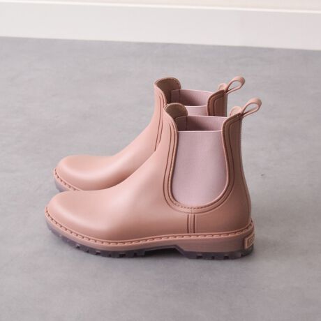 [^:E24100]TONI PONS(gj|X)́AGXph[V[Yɂ75N̗jA[bpŔF߂ĂuhłBߔNł́AGXph[ɉACu[cƃT_ɂ܂ł͈̔͂LĂ܂BghG߂𒴂āANVbN̔w̖͂{ƂȂiAϗe܂Bx[VbNȃfUC̃TChSA^CṽCu[cłBYߒɐLYꍇ܂B܂fނ̓A኱̐FACꂪꍇ܂A͑fނ̓ƂȂ܂B\߂BAɑjꍇ܂BTCYZ(\L)͂܂ŖڈƂȂ܂d:413g