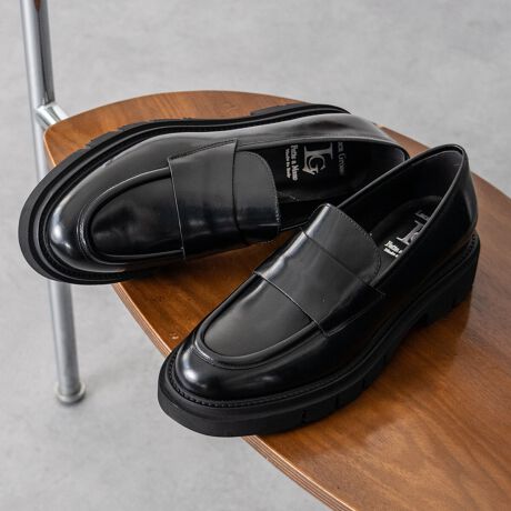 25N717AiύXv܂B[^:L31612]yʂŊɂ`̃^N\[̗p[t@[x[VbNŖÔȂfUCȂ̂ŁAg܂BlXȃX^COɍꑫłB`IȃeNjbNÃghӎCɒ]W߂Luca Grossi (J ObV)BCŎgSĂ̑fނIAfނ̎ACe̐X́A܂܂ȃCtX^CɂƊYĂuhłBCɕیV[\Ăꍇ܂Bp̍ۂ͔ĂgpB܂Ai̍ۂɕیV[ꕔꍇ܂B\߂BYߒɐLYꍇ܂B܂fނ̓A኱̐FACꂪꍇ܂A͑fނ̓ƂȂ܂B\߂BAɑjꍇ܂BTCYZ(\L)͂܂ŖڈƂȂ܂d:258g