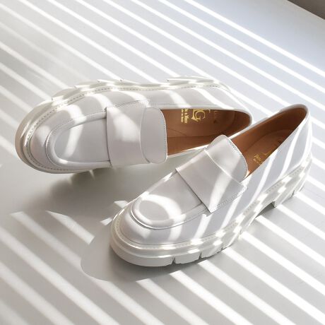 25N717AiύXv܂B[^:L31612]yʂŊɂ`̃^N\[̗p[t@[x[VbNŖÔȂfUCȂ̂ŁAg܂BlXȃX^COɍꑫłB`IȃeNjbNÃghӎCɒ]W߂Luca Grossi (J ObV)BCŎgSĂ̑fނIAfނ̎ACe̐X́A܂܂ȃCtX^CɂƊYĂuhłBCɕیV[\Ăꍇ܂Bp̍ۂ͔ĂgpB܂Ai̍ۂɕیV[ꕔꍇ܂B\߂BYߒɐLYꍇ܂B܂fނ̓A኱̐FACꂪꍇ܂A͑fނ̓ƂȂ܂B\߂BAɑjꍇ܂BTCYZ(\L)͂܂ŖڈƂȂ܂d:258g