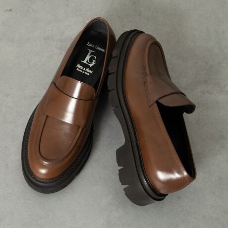 25N717AiύXv܂B[^:L31612]yʂŊɂ`̃^N\[̗p[t@[x[VbNŖÔȂfUCȂ̂ŁAg܂BlXȃX^COɍꑫłB`IȃeNjbNÃghӎCɒ]W߂Luca Grossi (J ObV)BCŎgSĂ̑fނIAfނ̎ACe̐X́A܂܂ȃCtX^CɂƊYĂuhłBCɕیV[\Ăꍇ܂Bp̍ۂ͔ĂgpB܂Ai̍ۂɕیV[ꕔꍇ܂B\߂BYߒɐLYꍇ܂B܂fނ̓A኱̐FACꂪꍇ܂A͑fނ̓ƂȂ܂B\߂BAɑjꍇ܂BTCYZ(\L)͂܂ŖڈƂȂ܂d:258g