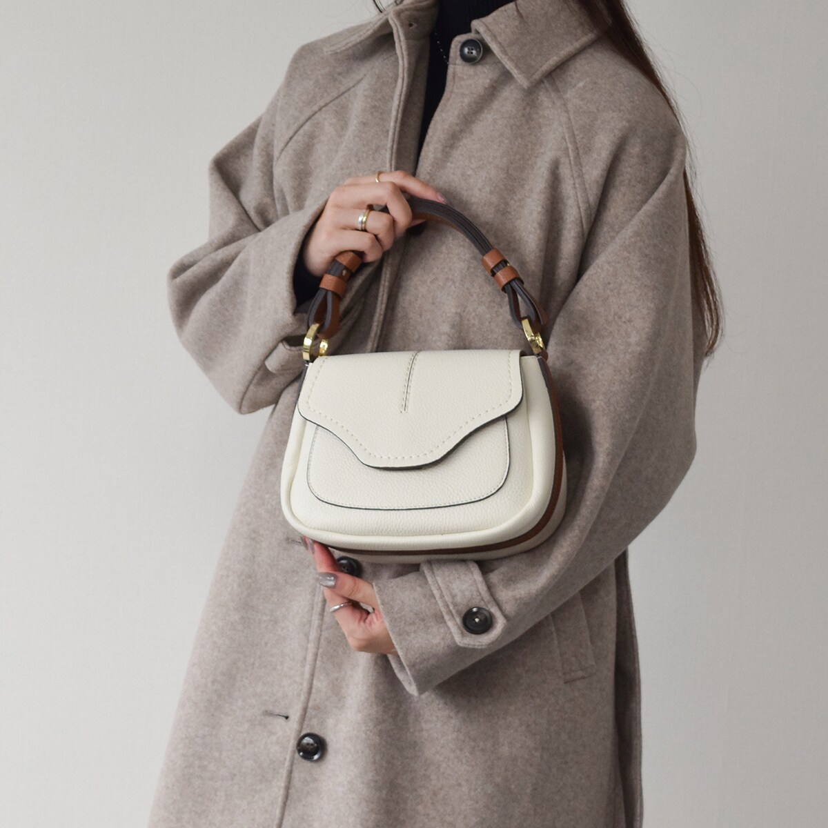 ベージュ レザー フラップバッグ LORISTELLA】シュリンクレザーフラップバッグ （ハンドバッグ