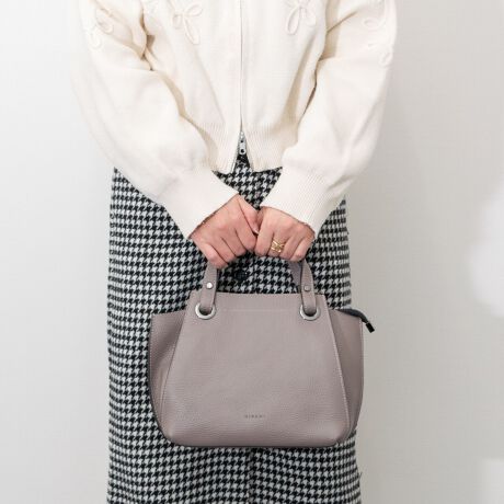 25N717AiύXv܂B[^:Q36458]1967NnƂV܃obO[J[BN|ĂC^A̐ElZɂăp[jL̃fUC𐶂ݏoĂ܂BYׂ͂ĕ~nɂ鎩ЍHłƂ|V[тAi̊Ǘɂd_uĂ܂ByE_炩E@\Ix[XɁAVvȃfUCɏ炵ƃgbhobORNVƂȂĂ܂BVvȃfUC̃nhobO̓IItƂɃ}`ɂg܂B|[`AXgbvtYߒɐLYꍇ܂B܂fނ̓A኱̐FACꂪꍇ܂A͑fނ̓ƂȂ܂B\߂BTCYZ(\L)͂܂ŖڈƂȂ܂B:22-30cm:21cm}`:14cm荂:9cmV_[Xgbv̒:68cmd:630g