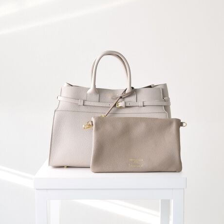 25N110AiύXv܂B[^:Q46301]fUCi[Christian Villa (NX` B)ɂāA2013NɒãuhBt@bVƊEŒN|ꂽôƁAC^A̓`IȋZpɂ葽@\t@bViuȃU[obOĂĂ܂Bx[VbNȃfUC̃U[nhobOB|[`AV_[XgbvtŃ}`Ɋ􂵂ĂiBÔȂfUCȂ̂ŁAg܂BEA4Ήi22~31cm)F~Ezi10~20cmjFZEybg{gi500mljFZEybg{gci500mljFZYߒɐLYꍇ܂B܂fނ̓A኱̐FACꂪꍇ܂A͑fނ̓ƂȂ܂B\߂BTCYZ(\L)͂܂ŖڈƂȂ܂B:34cm:23cm}`:13cm荂:10.5cmV_[Xgbv̒:95-105cmd:960g