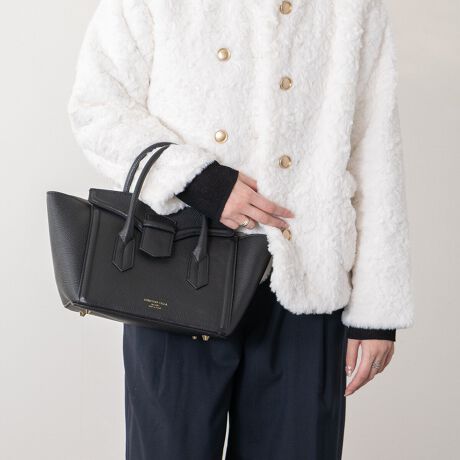 [^:Q46416]x[VbNȃfUC̃U[nhobOÔȂfUCȂ̂ŁAg܂BV_[obOƂĂg2waydlBfUCi[Christian Villa (NX` B)ɂāA2013NɒãuhBt@bVƊEŒN|ꂽôƁAC^A̓`IȋZpɂ葽@\t@bViuȃU[obOĂĂ܂BYߒɐLYꍇ܂B܂fނ̓A኱̐FACꂪꍇ܂A͑fނ̓ƂȂ܂B\߂BTCYZ(\L)͂܂ŖڈƂȂ܂BEA4Ήi22~31cm)F~Ezi10~20cmjFZEybg{gi500mljFZEybg{gci500mljF~:24.5-36.5cm:20.5cm}`:16cm荂:8cmV_[Xgbv̒:95-105cmd:780g