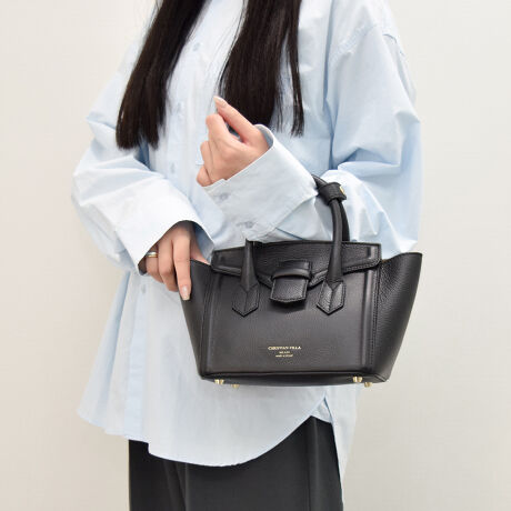 25N717AiύXv܂B[^:Q46506]x[VbNȃfUC̃U[nhobOÔȂfUCȂ̂ŁAg܂BV_[obOƂĂg2waydlBfUCi[Christian Villa (NX` B)ɂāA2013NɒãuhBt@bVƊEŒN|ꂽôƁAC^A̓`IȋZpɂ葽@\t@bViuȃU[obOĂĂ܂BYߒɐLYꍇ܂B܂fނ̓A኱̐FACꂪꍇ܂A͑fނ̓ƂȂ܂B\߂BBě̓ɂFČꍇ܂ B܂Aql̂gPCj^[X}[gtHʂȂǂ̊ɂFۂ̏iƈČꍇ܂BTCYZ(\L)͂܂ŖڈƂȂ܂BEA4Ήi22~31cm)F~Ezi10~20cmjFZEybg{gi500mljFZEybg{gci500mljF~:20.5-30.5cm:17cm}`:12cm荂:7cmV_[Xgbv̒:92-102cmd:550g