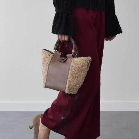 AEgbgi[^:Q46481]U[ƃ{ÃRrl[VJWAŃtF~jȈۂłBV_[obOƂĂg2waydlX^COɃANZgvXACełB2002NC^AAAubcHBɂđnƂꂽuhAXebBfUCAp^[At@ubNAD܂œOꂵMade in italyɂA_ŃX^CbVȃtHɃtF~jȗvfꂽfUC͉B𒆐SɂƂĂlC܂BYߒɐLYꍇ܂B܂fނ̓A኱̐FACꂪꍇ܂A͑fނ̓ƂȂ܂B\߂BTCYZ(\L)͂܂ŖڈƂȂ܂BEA4Ήi22~31cm)F~Ezi10~20cmjFZEybg{gi500mljF~Eybg{gci500mljF~:15cm:19cm}`:13cm̍:10cmV_[Xgbv̒:87-108cmd:470g