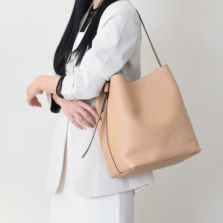 [^:Q46356]1967NnƂV܃obO[J[BN|ĂC^A̐ElZɂăp[jL̃fUC𐶂ݏoĂ܂BYׂ͂ĕ~nɂ鎩ЍHłƂ|V[тAi̊Ǘɂd_uĂ܂ByE_炩E@\Ix[XɁAVvȃfUCɏ炵ƃgbhobORNVƂȂĂ܂Bx[VbNȃfUCȂ̂ŁAg܂BYߒɐLYꍇ܂B܂fނ̓A኱̐FACꂪꍇ܂A͑fނ̓ƂȂ܂B\߂BTCYZ(\L)͂܂ŖڈƂȂ܂B:28cm-iőj41cm:33cm}`:16cmV_[Xgbv̒:54-76cmd:690g