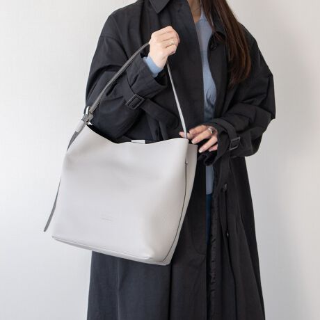 [^:Q46356]1967NnƂV܃obO[J[BN|ĂC^A̐ElZɂăp[jL̃fUC𐶂ݏoĂ܂BYׂ͂ĕ~nɂ鎩ЍHłƂ|V[тAi̊Ǘɂd_uĂ܂ByE_炩E@\Ix[XɁAVvȃfUCɏ炵ƃgbhobORNVƂȂĂ܂Bx[VbNȃfUCȂ̂ŁAg܂BYߒɐLYꍇ܂B܂fނ̓A኱̐FACꂪꍇ܂A͑fނ̓ƂȂ܂B\߂BTCYZ(\L)͂܂ŖڈƂȂ܂B:28cm-iőj41cm:33cm}`:16cmV_[Xgbv̒:54-76cmd:690g