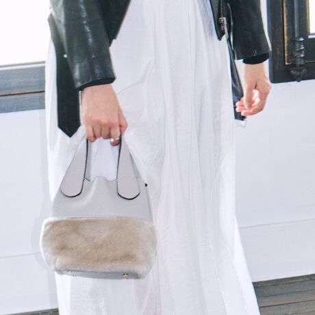 25N717AiύXv܂B[^:Q46531]1967NnƂV܃obO[J[BN|ĂC^A̐ElZɂăp[jL̃fUC𐶂ݏoĂ܂BYׂ͂ĕ~nɂ鎩ЍHłƂ|V[тAi̊Ǘɂd_uĂ܂ByE_炩E@\Ix[XɁAVvȃfUCɏ炵ƃgbhobORNVƂȂĂ܂BVNU[ƃ[g̃RrgIŏ_炩Ȉۂ̃nhobOłBYߒɐLYꍇ܂B܂fނ̓A኱̐FACꂪꍇ܂A͑fނ̓ƂȂ܂B\߂BTCYZ(\L)͂܂ŖڈƂȂ܂B:14cm-iőj26cm:17cm}`:14cm̍:10cmV_[Xgbv̒:108-123cmd:340g